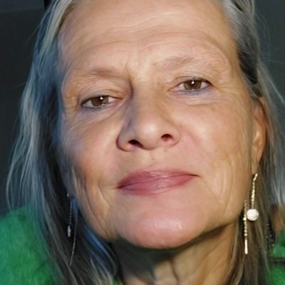 Simone steht auf der Bühne, mit einem Mikrofon, lchelt freundlich und erklärt den Menschen PowerFlow